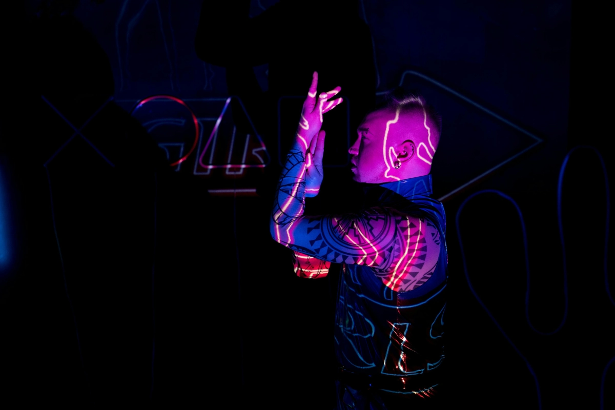 rave-party-in-amsterdam-deep-dive-into-music