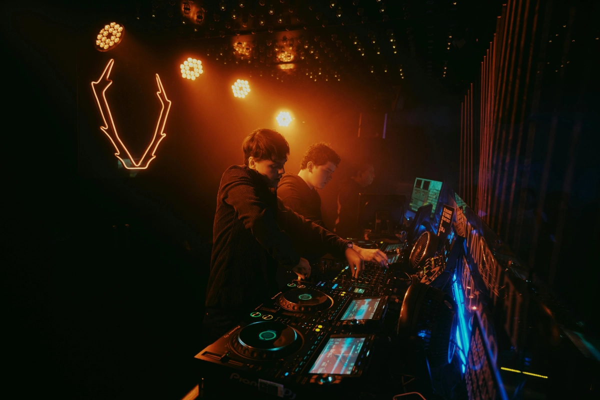 rave-party-in-amsterdam-deep-dive-into-music (3)