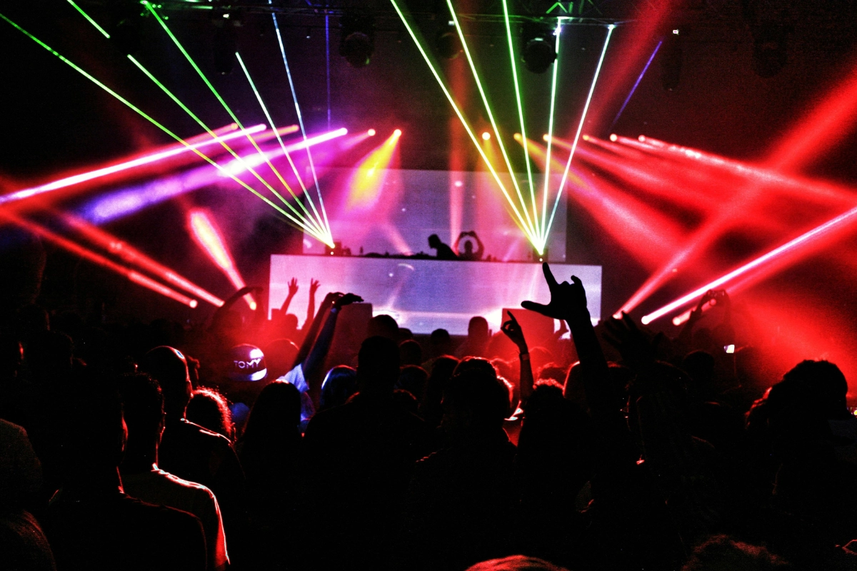 rave-party-in-amsterdam-deep-dive-into-music (2)