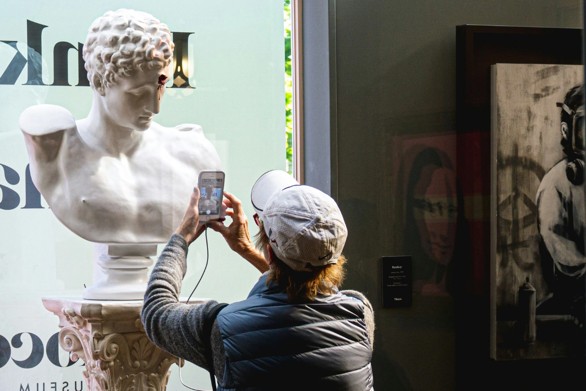 contemporary-art-lovers-in-amsterdam-moco-museum (5)